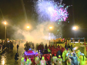 坂里十三暝為馬祖擺暝文化祭揭開序幕,全村歡騰的熱鬧景象,讓遊客大呼精彩。(圖/文:馮紹夫)