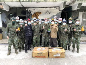 旅台馬祖鄉親、桃園市旭輝針織公司總經理劉宜俤捐贈毛帽,委請北竿鄉長陳如嵐(前排右戴黃毛帽者)、北竿鄉代表會主席吳金平轉贈給北竿駐軍弟兄。(前排左戴紅毛帽)(圖:北竿鄉長陳如嵐提供)