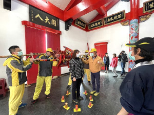 　橋仔村各廟14日舉辦神與人的鏈結活動，吸引民眾遊客前往體驗神蹟。（圖／文：陳鵬雄）