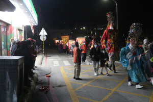 　福澳境華光大帝廟元宵擺暝巡安祈福活動15日晚間登場，沿途鑼鼓喧天，現場氣氛熱鬧沸騰。（圖／文：吳嘉榮）