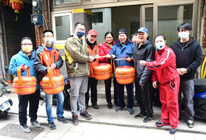 　福澳社協舉辦虎虎生風慶元宵系列活動，上午10時「捧點心」打頭陣，理事長林爾平偕同金牌喜娘劉美珍拜訪村中70歲以上的老人家。（圖／文：曹重偉）