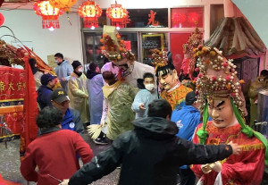 東莒熾坪境十三暝巡安祈福13日晚間熱鬧展開,鞭炮聲響徹雲霄,家戶擺放香案焚香膜拜。(圖/文:蔡夢玲)