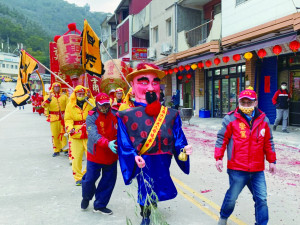 北竿擺暝文化祭15日迎神巡香,鑼鼓鞭炮喧天,神轎穿梭街道巡香,熱鬧萬分!(圖/文:馮紹夫)