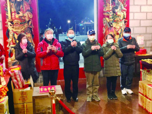 　元宵佳節，各村廟宇香火鼎盛，縣長劉增應夫婦、副縣長王忠銘、秘書長張龍德等一行，前往南竿各廟宇上香祈福。（圖／文：曹重偉）
