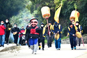 東引「白馬尊王」祈福遶境今天登場,16日先行「清道」,為連續三天的迎神慶典活動揭開序幕。(圖/文:陳其敏)