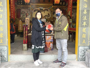 去年參加喜碟活動後懷孕善信,今年元宵節獲贈6666元好孕金,由福澳社區發展協會理事長林爾平為其頒發。(圖:福澳社協)