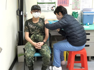　新冠疫苗施打已達一定比例，本週起恢復一般門診機制，昨天共有61人前往縣立醫院現場掛號並完成接種，軍民都說很方便。（圖／文：曹重偉）