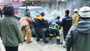 介壽村16日上午驚傳車輛火警,經消防局及義消們緊急灌救有驚無險,由於火燒車在地區很少見,附近居民紛紛駐足圍觀。(圖/文:曹重偉)