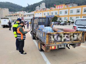 南竿近期大型車輛事故頻傳,警察局結合相關單位成立聯合稽查小組,加強取締違規車輛及無照駕駛。(圖:連江縣警察局南竿警察所)