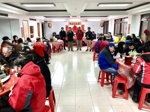 　馬祖境天后宮舉辦元宵後傳統「食福」活動，縣長劉增應等到場致意並致贈加菜金，感謝鄉親過去這些年對他的支持。（圖／文：曹重偉）