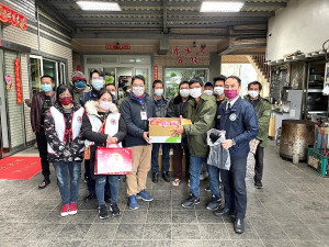 寒冬送暖,移民署偕同紅十字會馬祖支會關懷獅子山籍順航號貨輪獲救船員,船員們至表感謝。(圖:移民署北區事務大隊連江地區行政中心)