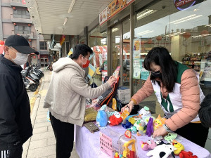　馬祖家扶中心19日舉辦助學義賣，義賣所得新台幣約5千元全數用於地區弱勢孩童獎助學金及添購學用品。（圖／文：馮紹夫）