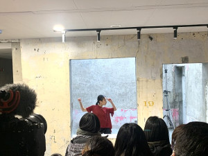 　驫舞劇場蘇威嘉、方妤婷與馬祖角力隊進行舞蹈工作坊，19日成果發表；方妤婷在梅石軍官特約茶室《微光‧身影》獨舞演出。（圖／文：馮紹夫）