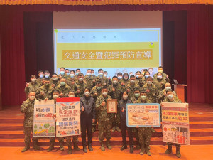 南竿守備大隊與南竿警察所副所長一同合影留念。(圖/文:鄭真)