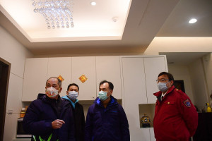 　縣府與永揚消防公司試辦無線智慧型連動式住警器及無線火警受信總機與119火災通報系統，縣長劉增應現地了解。（圖／文：曹重偉）