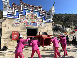 　橋仔女帥宮有一支女性組成的扛乩隊，是馬祖地區唯一的神轎。（圖／文：陳鵬雄）