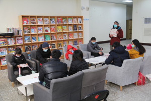 　文化處辦理來說馬祖話親子活動，並開放參觀雲水書坊行動圖書館，鼓勵大家說母語及推廣閱讀風氣。（圖／文：吳嘉榮）