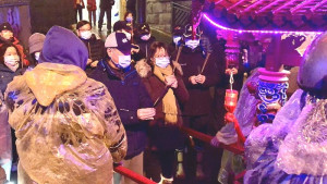 山隴境白馬尊王廟眾神遶境盛大登場,還有難得一見的「官將首」加入巡安;縣長劉增應縣府前守候及酬拜香火,向眾神明祈求縣運昌隆。(圖/文:曹重偉)