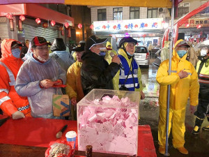 　山隴境白馬尊王廟管會22日晚間遶境巡安祈福，添香油得福彩活動摸彩現場。（圖／文：曹重偉）