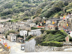 　元宵燈籠旗幟是否保留至3月下旬馬拉松賽事，各村看法不一，少數村莊已經先行拆除。（圖／文：陳鵬雄）