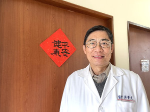 　過年期間支援外島的薛肇文醫師行醫近40年，祝願大家平安健康是一生最大心願。（圖／文：陳鵬雄）