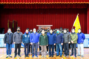 馬中小將挑戰110學年度高中籃球乙級聯賽北區複賽,縣長劉增應等人一同參與授旗儀式,為學子加油打氣;隊伍已於25日下午啟程出發。(圖:馬祖高中)