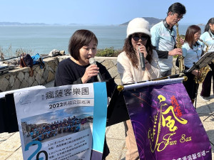 　「瘋薩客樂團」26日下午2時在北竿芹壁村巡迴演出，吹響馬祖春夏旅遊旺季的號角。（圖／文：陳鵬雄）
