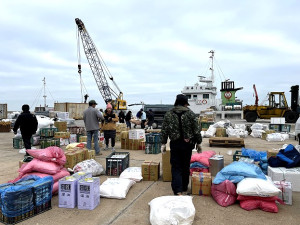 　海象轉好，停擺10日的台馬貨船終於在26日抵達馬祖各島，疏緩各島物資短缺的困境。（圖／文：陳鵬雄）