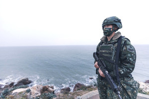 馬防部南竿守備大隊 黃上兵 良好的戰備必須要有堅定的意志,不論天氣寒冷或炎熱,晴天或下雨,我們都必須紮實各項任務,才可沉著面對每一次的任務與挑戰。