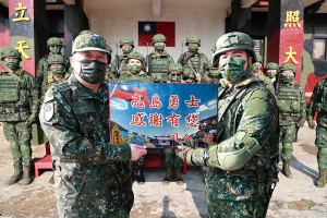司令頒贈慰問品,慰勉官兵辛勞。(圖/文:莊媛婷)