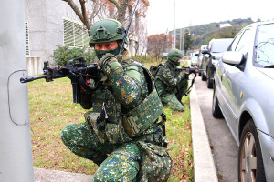 穿軍服讚！