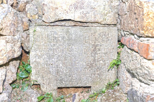 紀念碑內容講述在1958年4月14日的傍晚,美軍步兵上校JOHN H. DILLEY在這裡跌跤。由於他本人並不願意被論調到海外這麼遠的地方,說自己在這邊跌倒、並立下此碑標示紀念,訴說自己的不悅,取名為DILLEY GULCH,屬於一種美式風格的幽默。