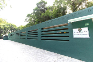 美軍足跡館的建築因應當時的戰亂頻仍,因此打造具遮光功能的水泥通風牆,以利夜間行動,並建造單斜面屋頂,以防砲彈擊中時直接爆炸造成損害的「抗炸」設計而成。