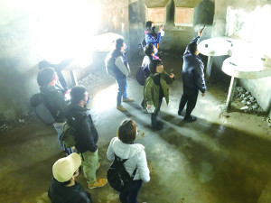 　金門團成員參觀《傾聽島嶼的聲音》展區，感受將據點化為藝術展場的獨特魅力。（圖／文：吳嘉榮）