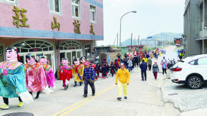 馬祖擺暝壓軸,西莒田澳境迎接陳元帥到府作客,陣頭浩浩蕩蕩,場面十分熱鬧。(圖/文:宋幸儒)