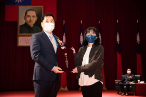 111年兵役節頒獎典禮,連江縣政府民政處兵役科長劉用福(上圖)獲頒內政部役政專業獎章,民政處辦事員陳致元(中圖)及莒光鄉公所課員馮筑婷(下圖)獲頒役政獎狀。(圖:民政處)