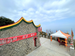 　北竿全境最後一場擺暝28日在芹壁龍角峰登場，今天上午約九時開始祈夢壓軸活動。（圖／文：陳鵬雄）