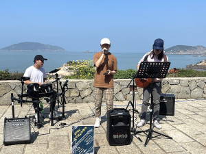 　海大熱音社北竿馬U音樂季活動，28日下午在芹壁愛情海前廣場開唱。（圖／文：陳鵬雄）