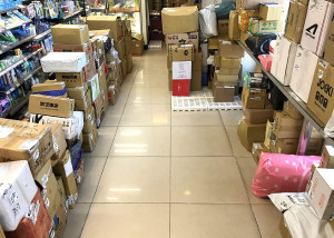 　鋒面接續來襲，海上交通停擺10多天，好不容易25日晚間開船，26日大批貨物湧進，民眾最有感的就是上超商看見堆積如山的「店到店」。（圖／文：曹重偉）