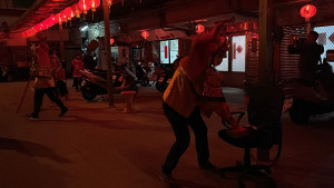 　西莒擺暝「巡夜」習俗，由威武陳元帥令牌引領哈班八將巡邏田澳村境內，驅逐境內宵小、鬼魅，沿路並採集鮮花拿回插在香爐上討吉利，象徵平安。（圖／文：宋幸儒）