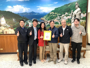 　立榮馬祖站主任陳倩若（左3）調任立榮台北松山站，縣長頒贈榮譽縣民證；陳志銘（左2）再次回任馬祖站主任。（圖／文：馮紹夫）