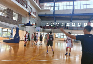 馬祖高中籃球隊再度挑戰全國高中籃球乙級聯賽,1日北區複賽首場遭遇去年同樣的對手永春高中,力差一著,終場以55比68敗陣。(圖:馬祖高中)