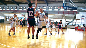 　馬中籃球隊3日出戰竹林高中，雙方實力雖有差距，但馬中小將奮力一搏，可惜功虧一簣，終場以50比51惜敗。（圖：馬祖高中）
