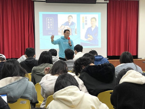 　闡述馬祖國際藝術島計畫概念，副縣長王忠銘3日下午應邀在海大馬祖校區做了一場精彩演講。（圖／文：陳鵬雄）