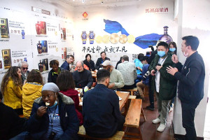 　體驗國際藝術島的11國駐台使節及代表一行，參訪馬祖最負盛名的八八坑道及馬祖酒廠親自品嚐美酒，來賓們都對甘醇佳釀讚不絕口。（圖／文：曹重偉）