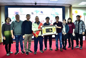 　東引鄉111年婦女節慶祝餐會4日晚間在民眾活動中心溫馨登場，鄉長林德建等人代表縣長劉增應表揚模範婆媳劉麗花、胡瀞尹與幸福家庭林木水、王瑞香。（圖／文：陳其敏）