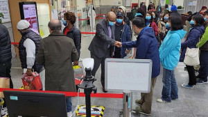 11國駐台使節及代表一行走訪南竿53據點及馬祖民俗文物館參觀《傾聽島嶼的聲音》展區,以及縣長劉增應機場送行。(圖/文:吳嘉榮)