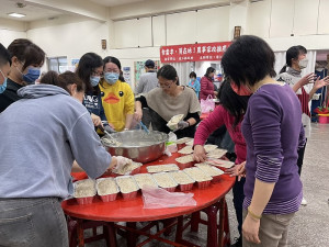 連江縣農會5日蘿蔔糕製作活動,邀請台灣師傅傅順忠到馬祖現場專業指導廣式蘿蔔糕做法。(圖:連江縣農會、馬祖日報)