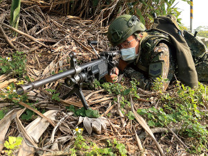 官兵迅速就戰術位置,實施偵查與警戒。(圖/文:何文鈞)
