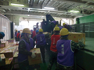 官兵於船艙內執行冷凍副食品搬運作業。(圖/文:賴宴鋒)